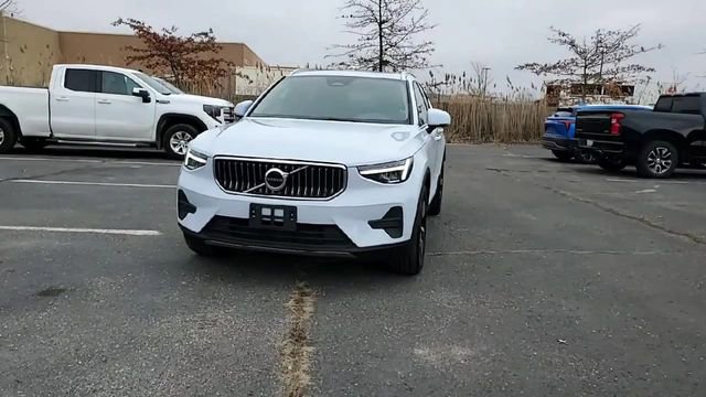 Used 2025 Volvo XC40 B5 Core image 3