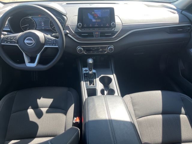 Used 2025 Nissan Altima 2.5 SV FWD image 11