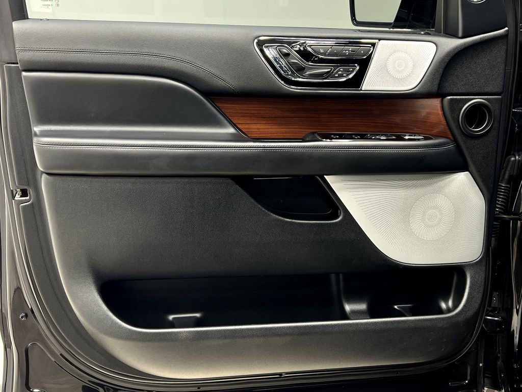 Used 2020 Lincoln Navigator Reserve w/ Luxury Package image 16