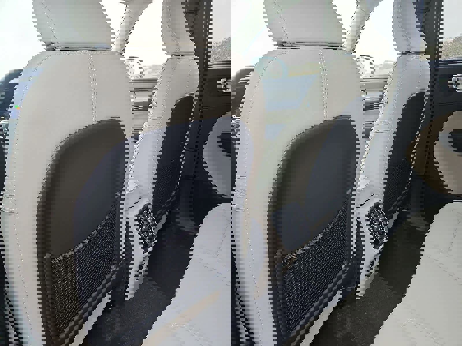 Used 2024 Volvo XC40 B5 Ultimate w/ Protection Package Premier image 18