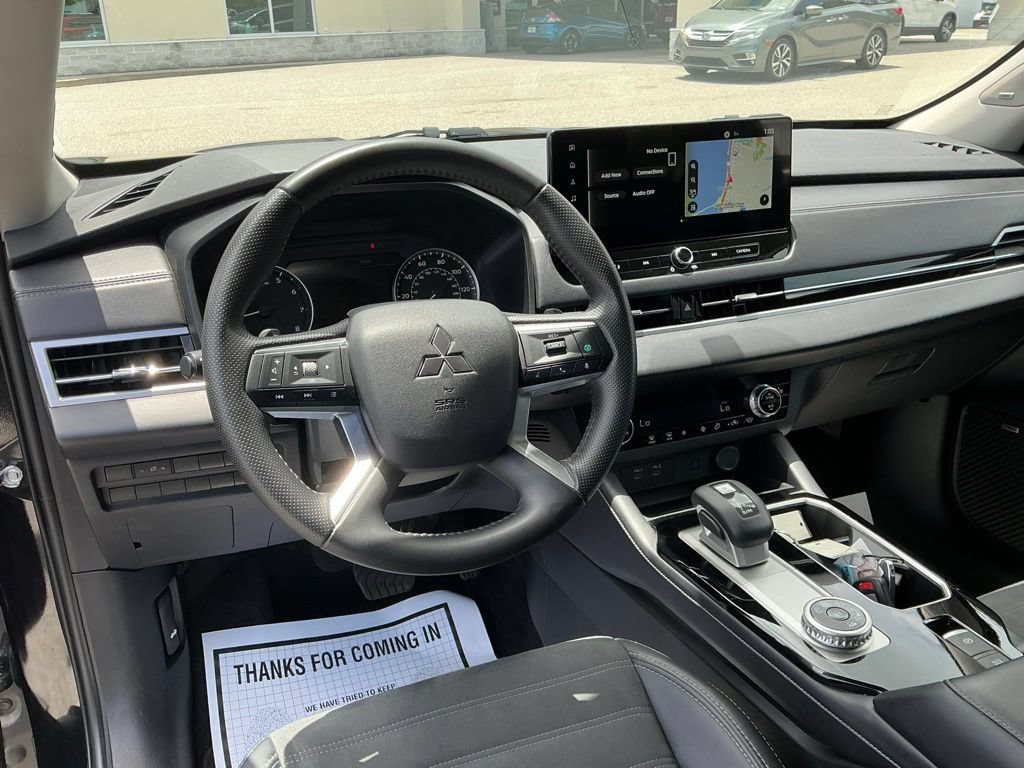 Used 2025 Mitsubishi Outlander AWD image 26