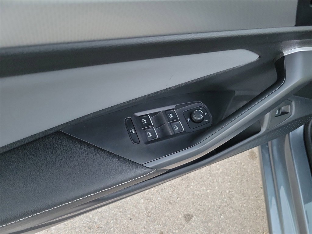 Used 2025 Volkswagen Jetta SE w/ Black Wheel Package image 15