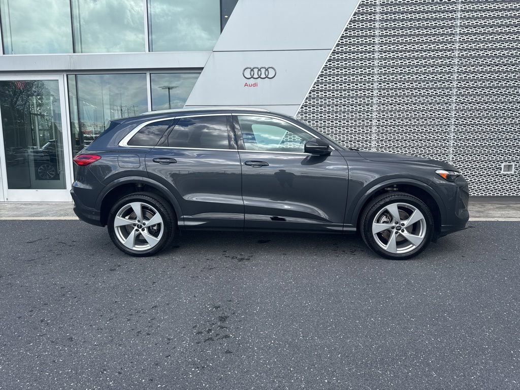 Used 2025 Audi Q5 Premium Plus w/ Premium Plus AWD/4WD image 2