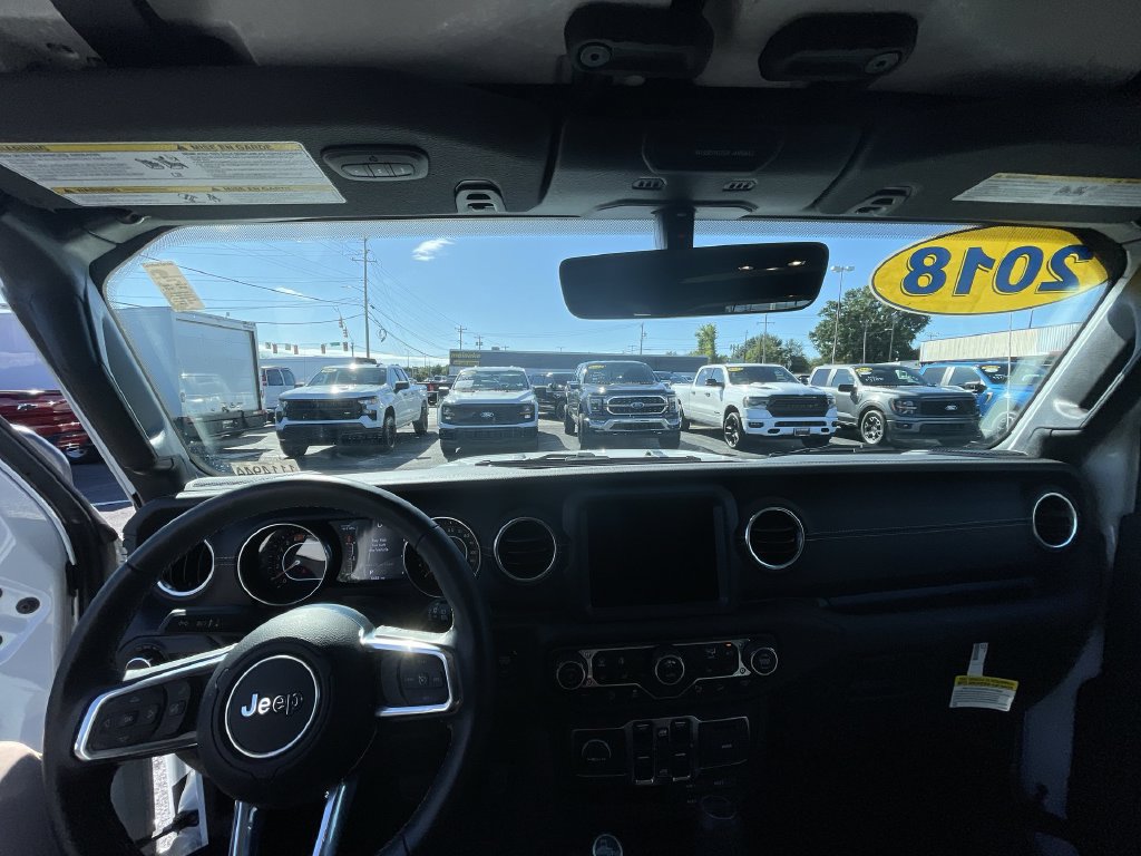 Used 2018 Jeep Wrangler Unlimited Sahara AWD/4WD image 11