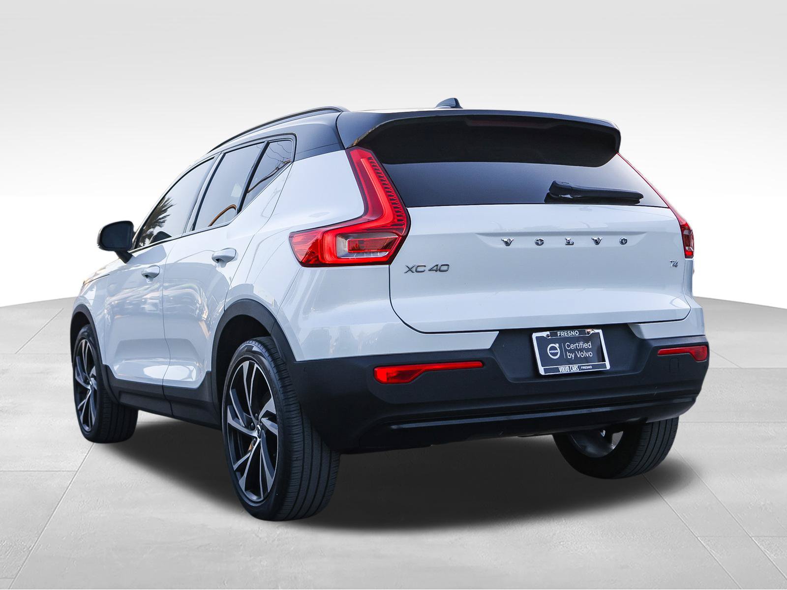 Used 2022 Volvo XC40 T4 R-Design w/ Advanced Package FWD image 8