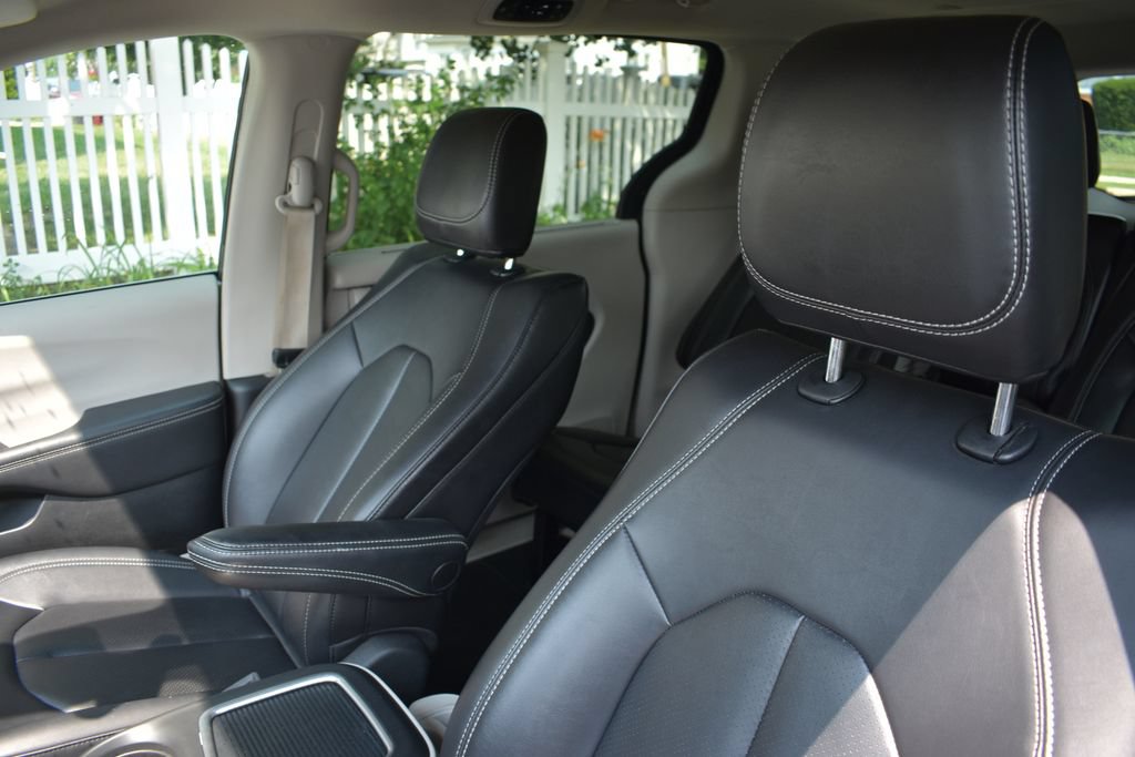 Used 2024 Chrysler Pacifica Touring-L FWD image 8