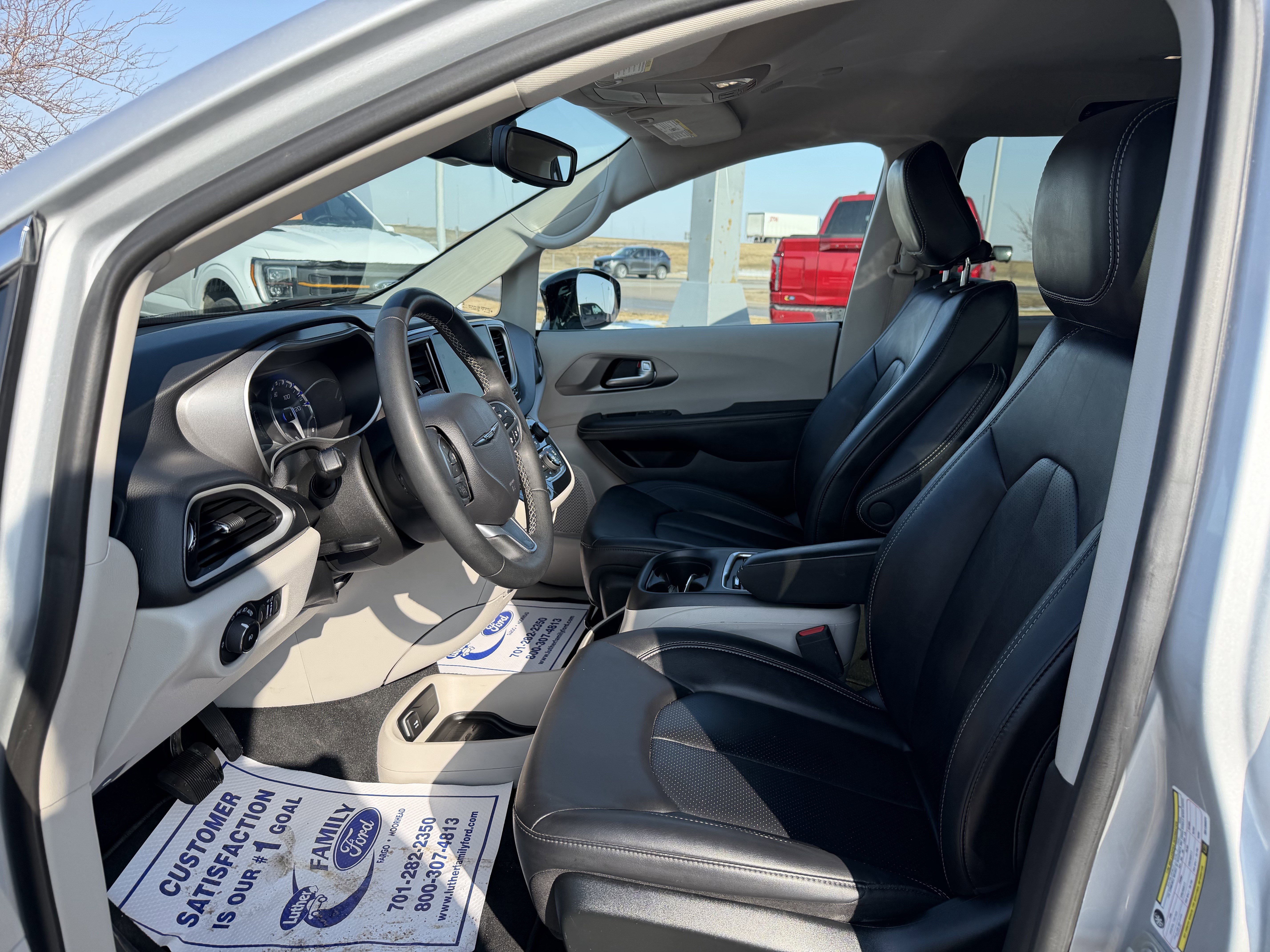 Used 2024 Chrysler Pacifica Touring-L image 18