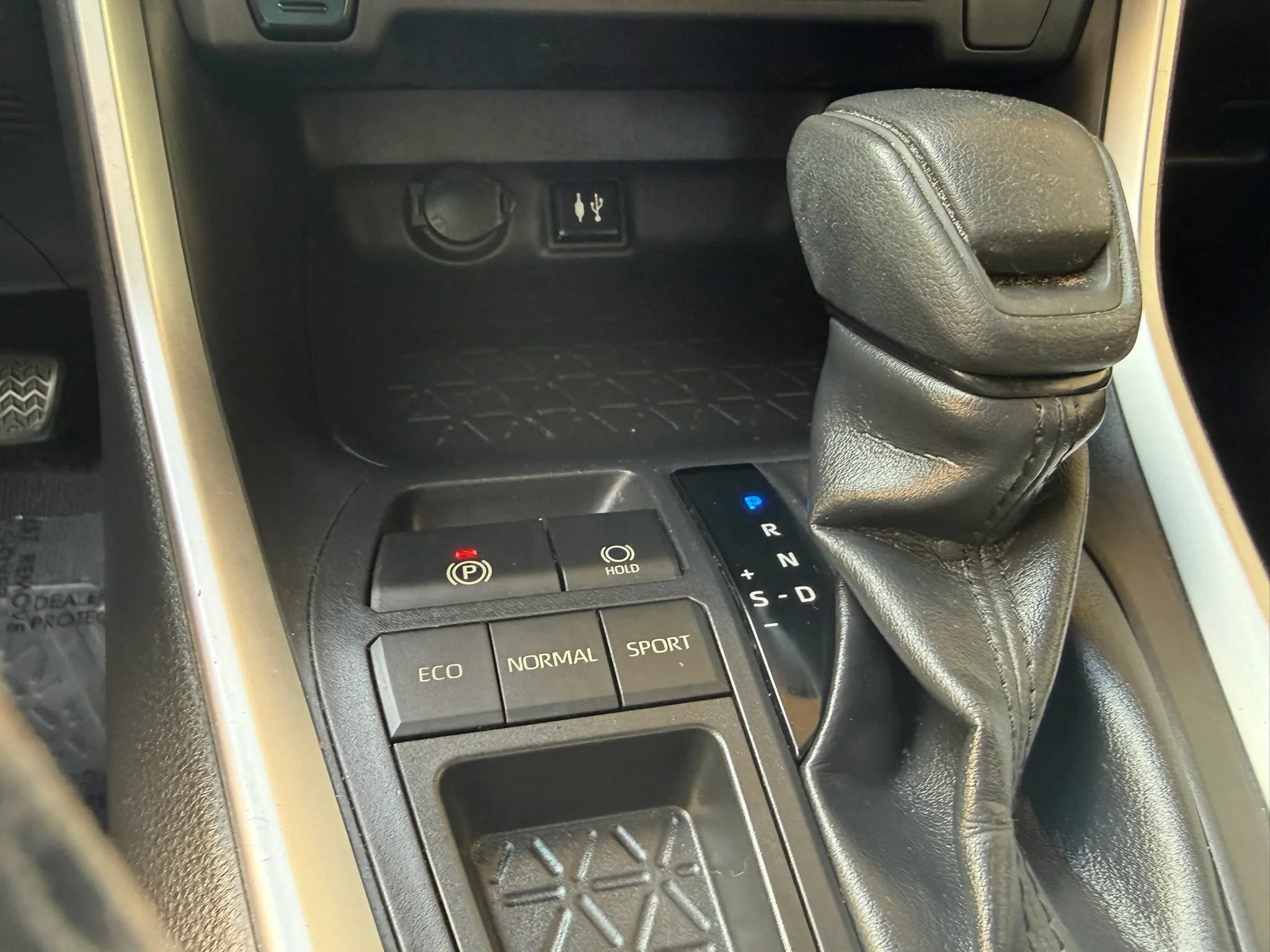 Used 2019 Toyota RAV4 XLE w/ Carpet Mat Package FWD image 17