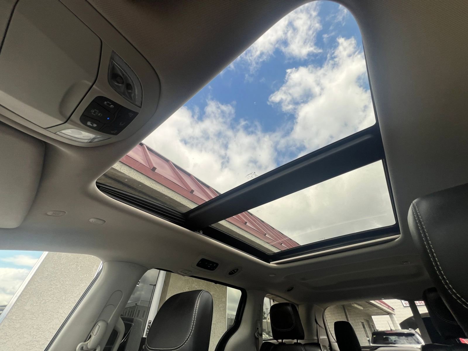 Used 2022 Chrysler Pacifica Limited FWD image 32