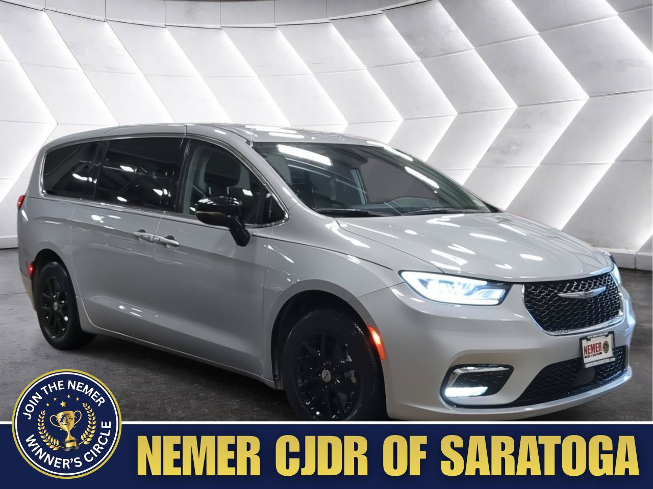 Used 2024 Chrysler Pacifica Touring-L FWD image 1