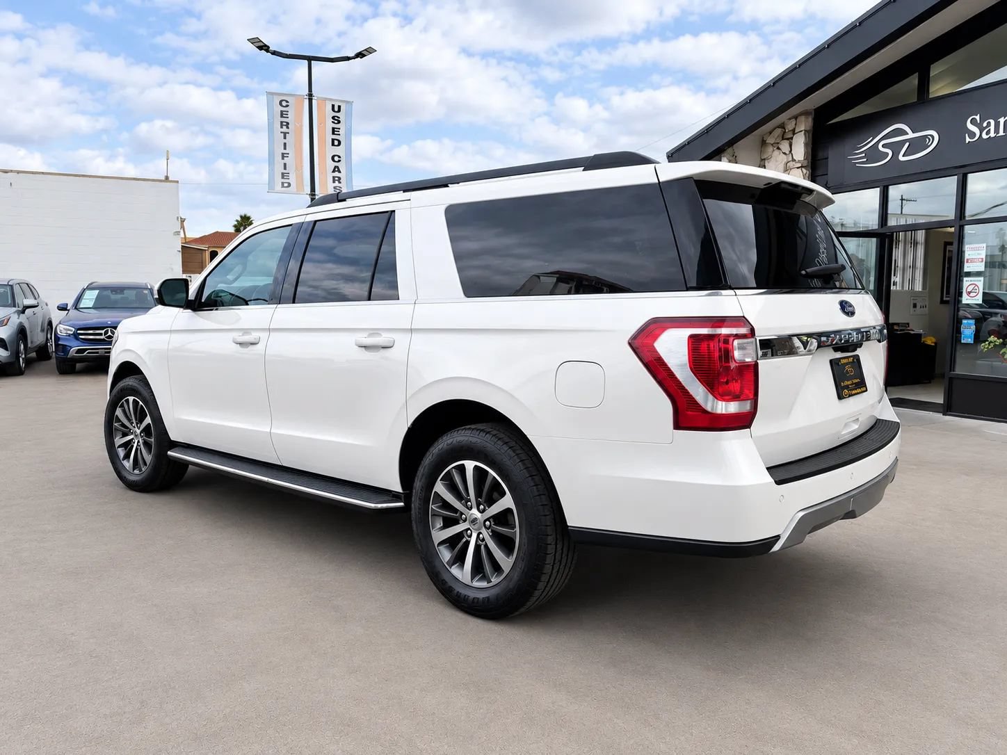 Used 2018 Ford Expedition Max XLT w/ Equipment Group 202A AWD/4WD image 3