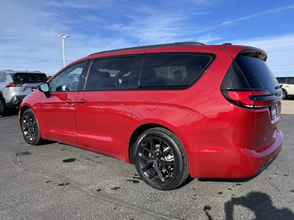 Used 2025 Chrysler Pacifica Limited image 5