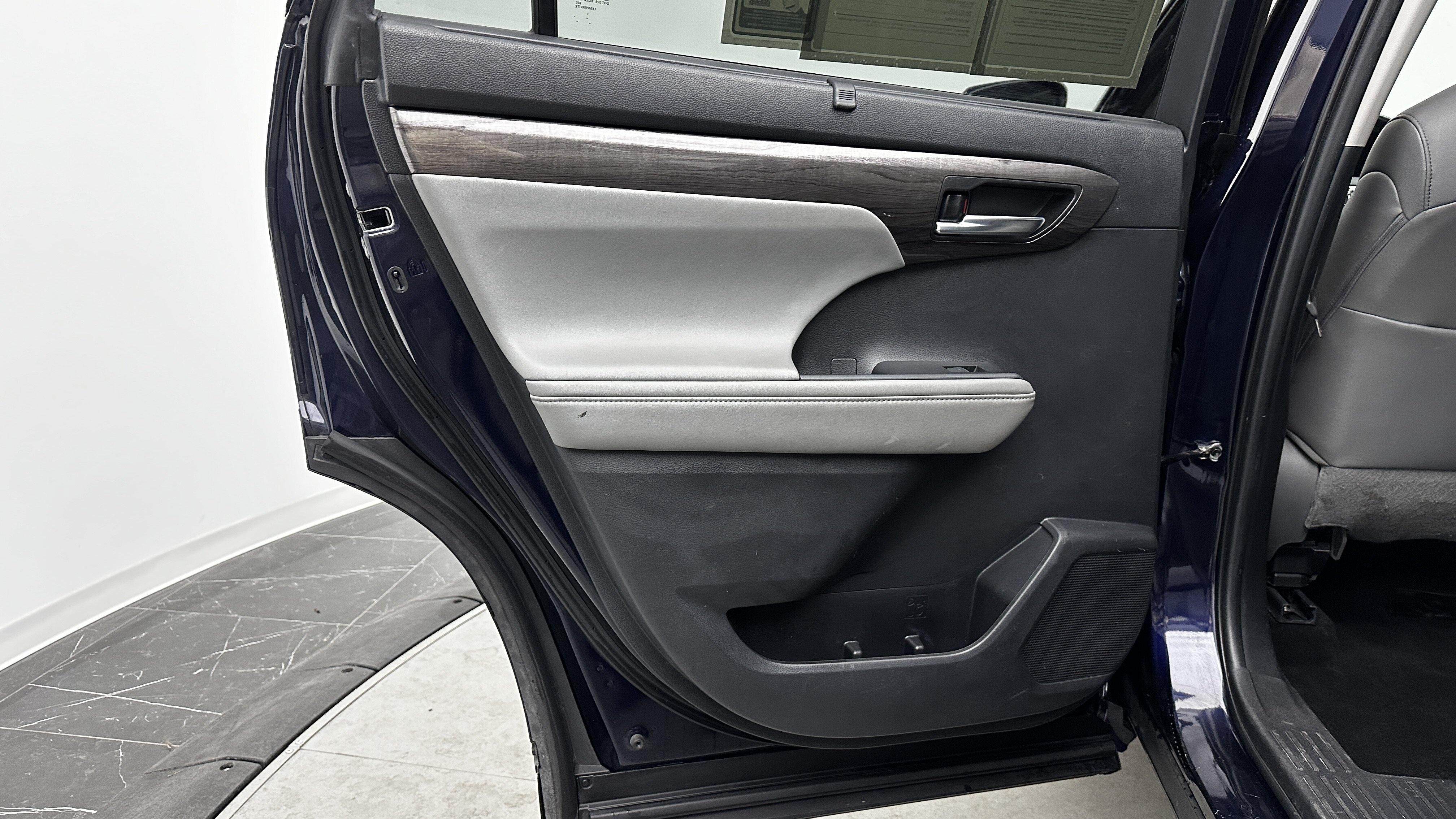 Used 2023 Toyota Highlander Limited FWD image 27