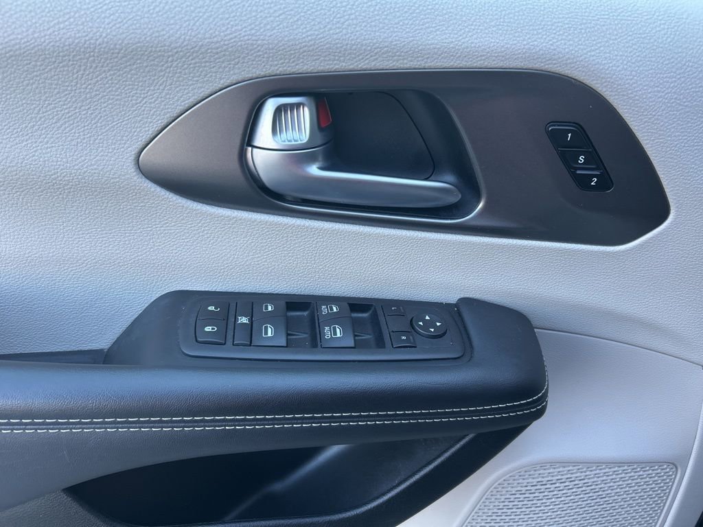 Used 2024 Chrysler Pacifica Touring-L image 8