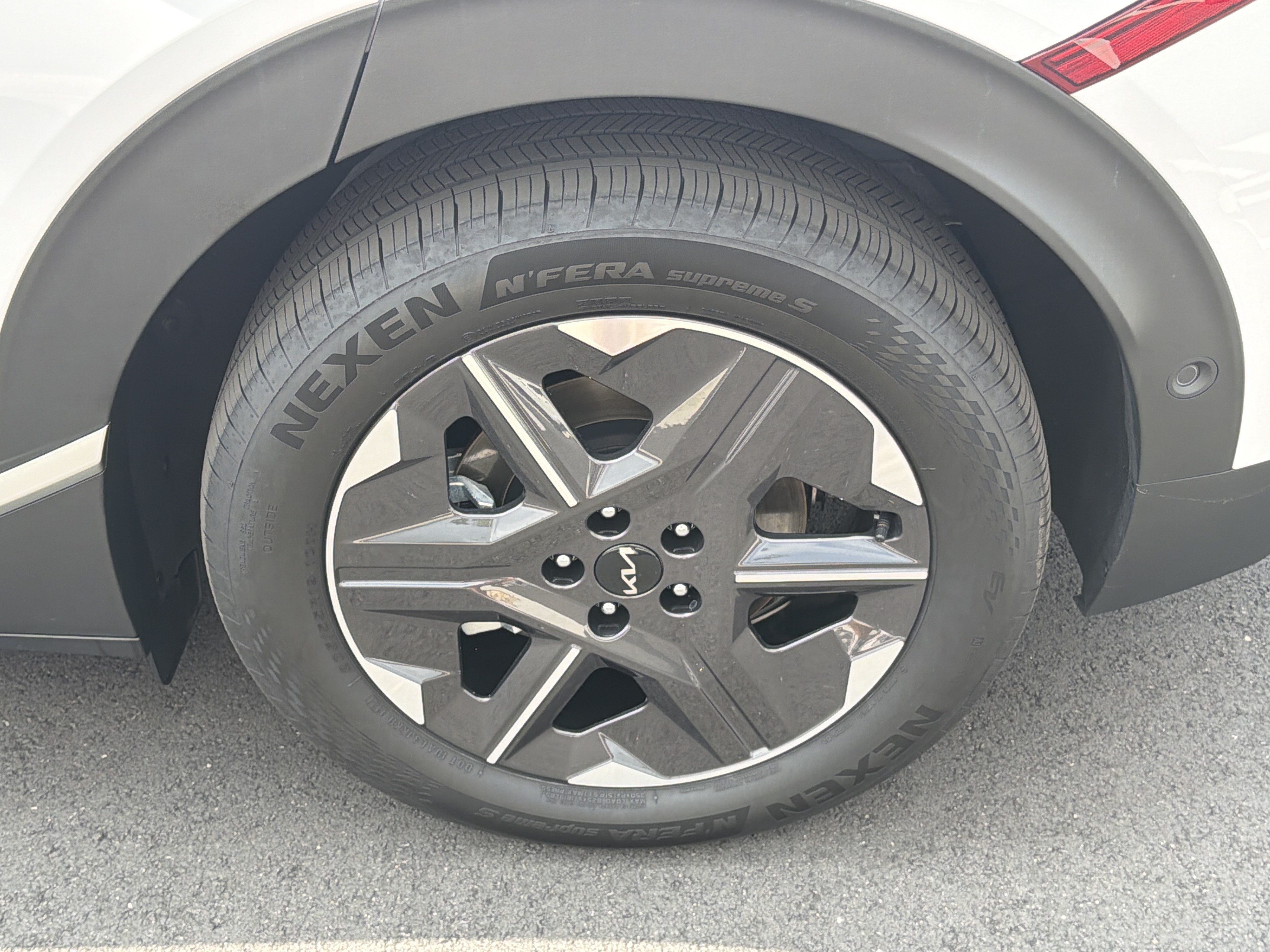 Certified 2025 Kia EV6 Light w/ Light LR Technology Package RWD image 19