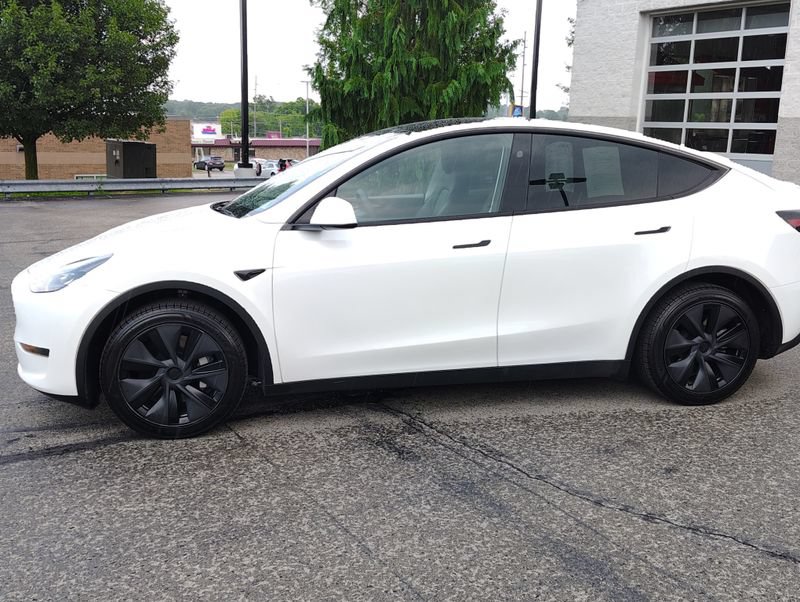 Used 2025 Tesla Model Y Long Range AWD/4WD image 11