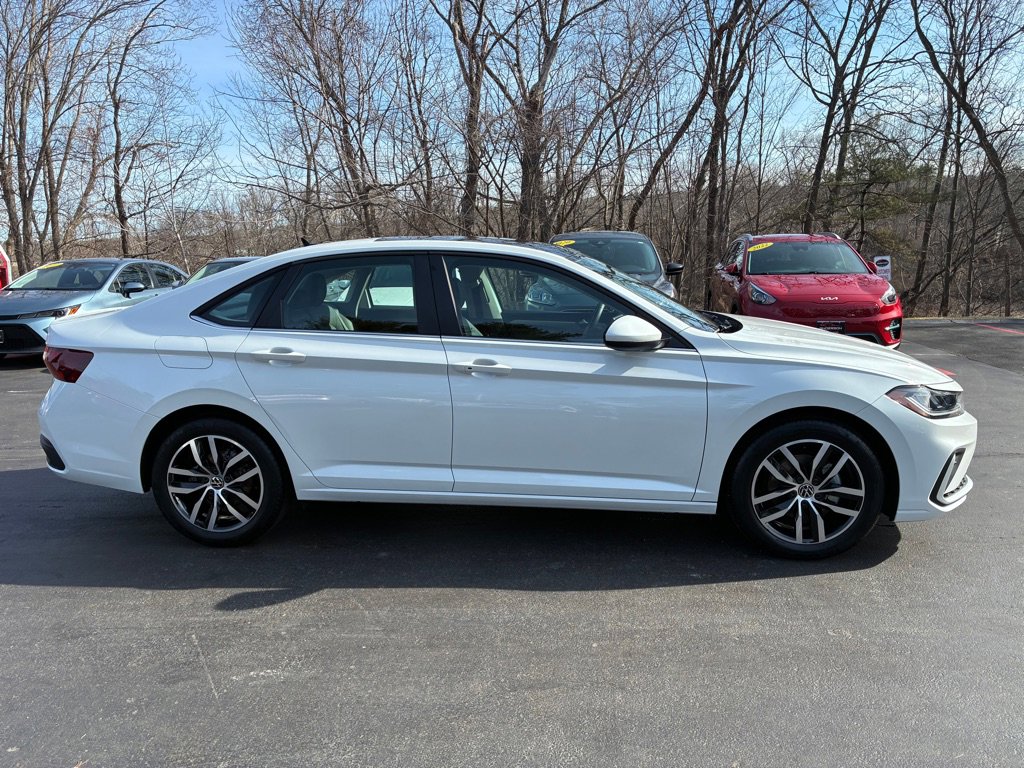 Used 2025 Volkswagen Jetta SE w/ Sunroof Package image 7