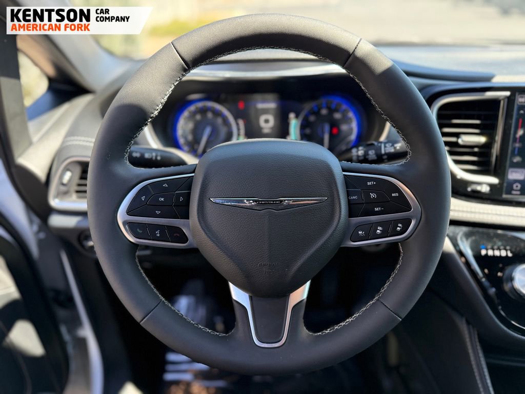 Used 2026 Chrysler Pacifica Limited image 19
