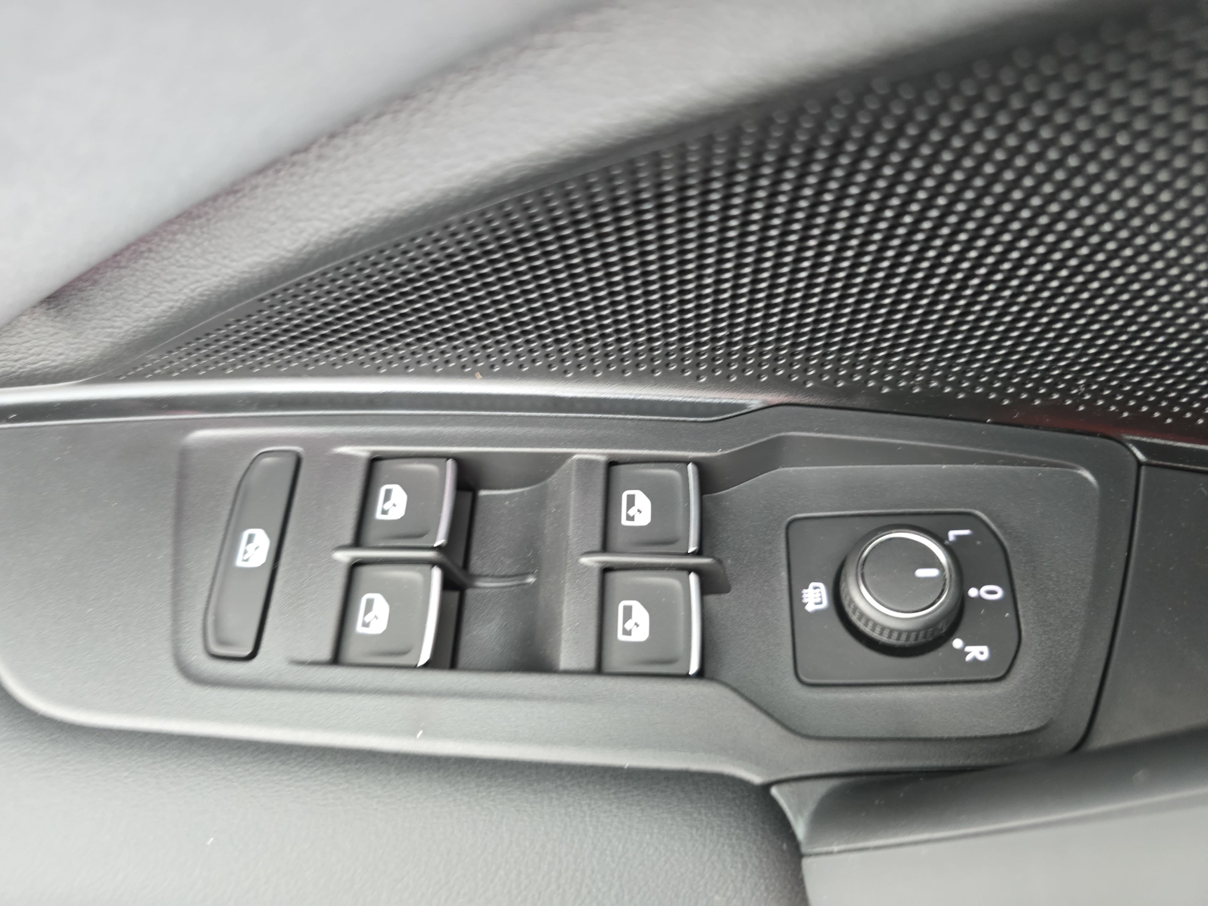 New 2026 Volkswagen Tiguan SE FWD image 27