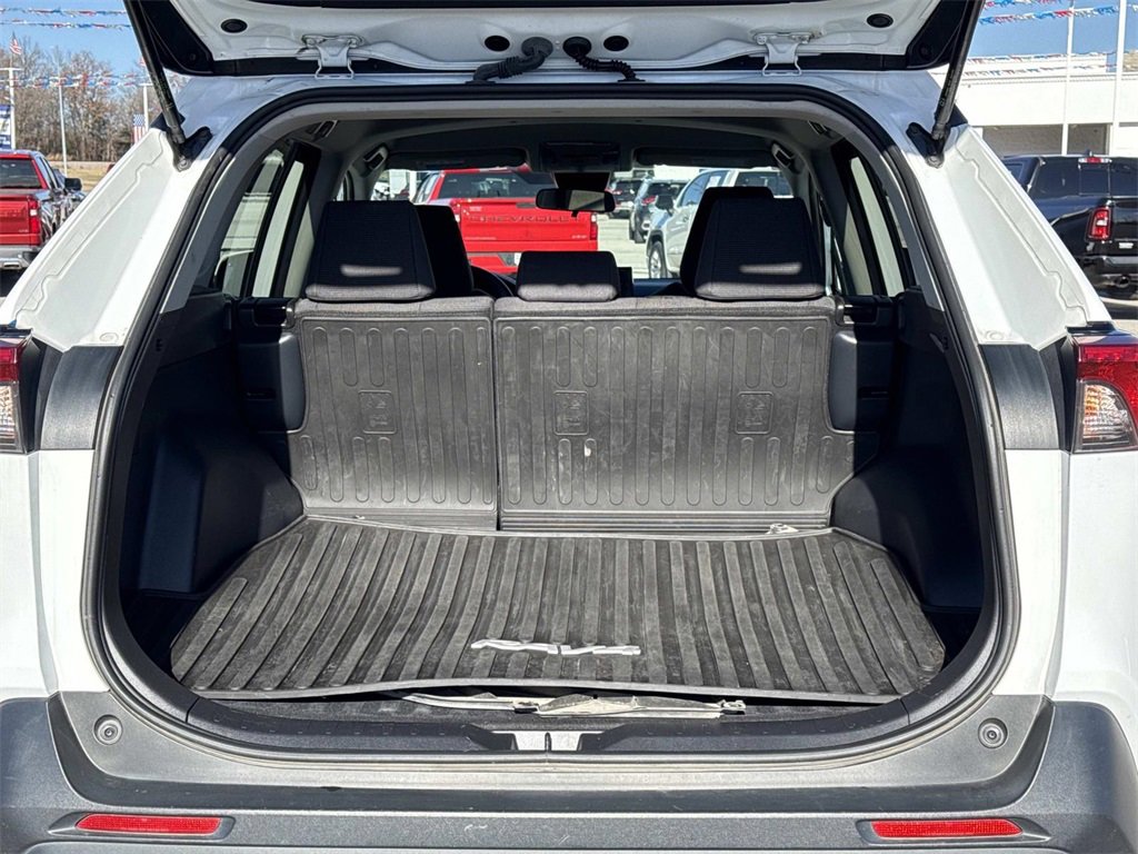 Used 2019 Toyota RAV4 LE image 5