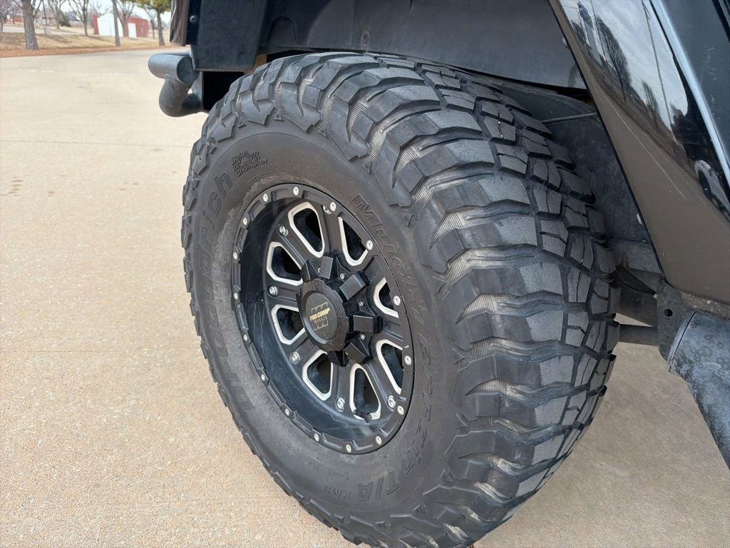 Used 2016 Jeep Wrangler Unlimited Sahara w/ Max Tow Package image 12