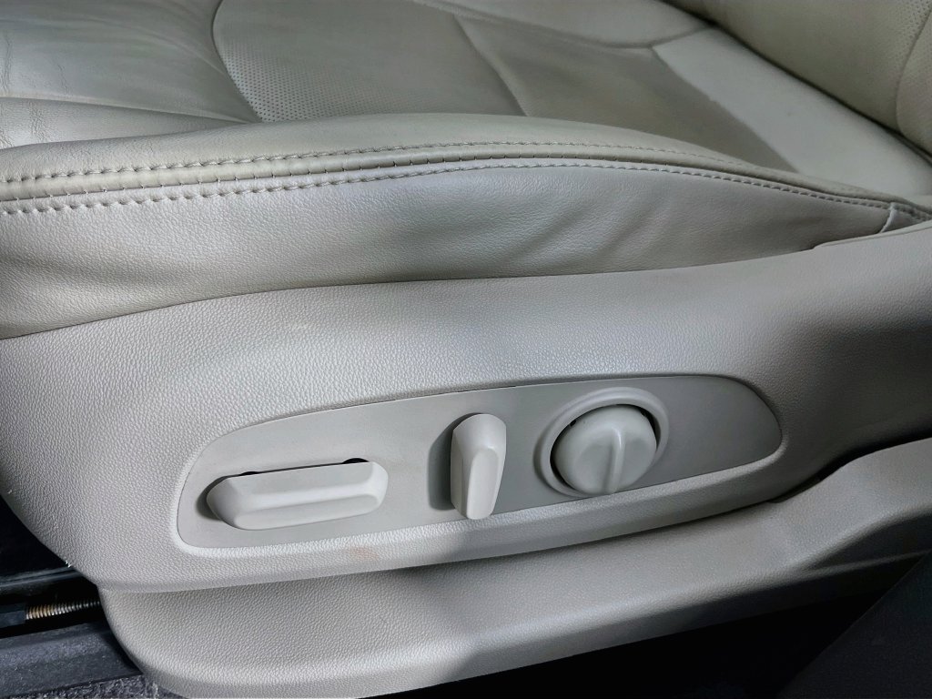 Used 2020 Buick Enclave Essence w/ Sound and Sites Package FWD image 29