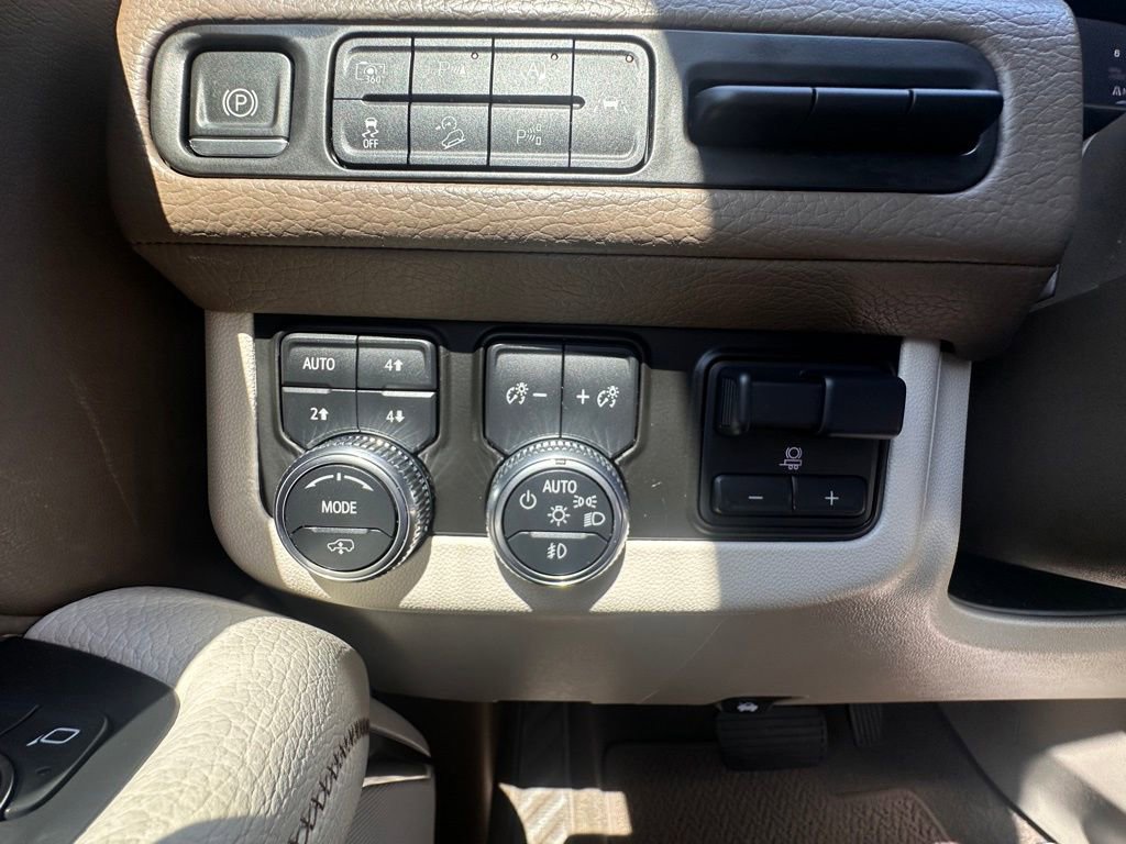 Used 2024 GMC Yukon Denali w/ Denali Reserve Package image 28