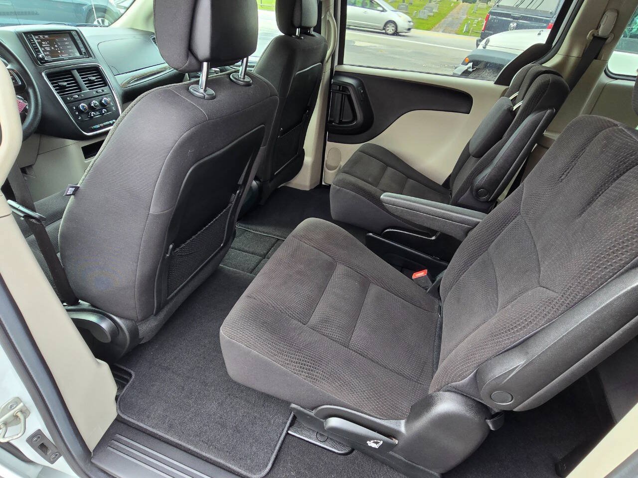 Used 2018 Dodge Grand Caravan SE w/ UConnect Hands-Free Group FWD image 19