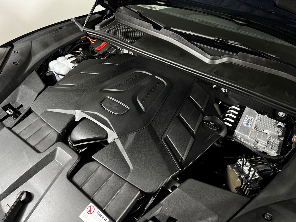 Used 2024 Porsche Cayenne Coupe image 11