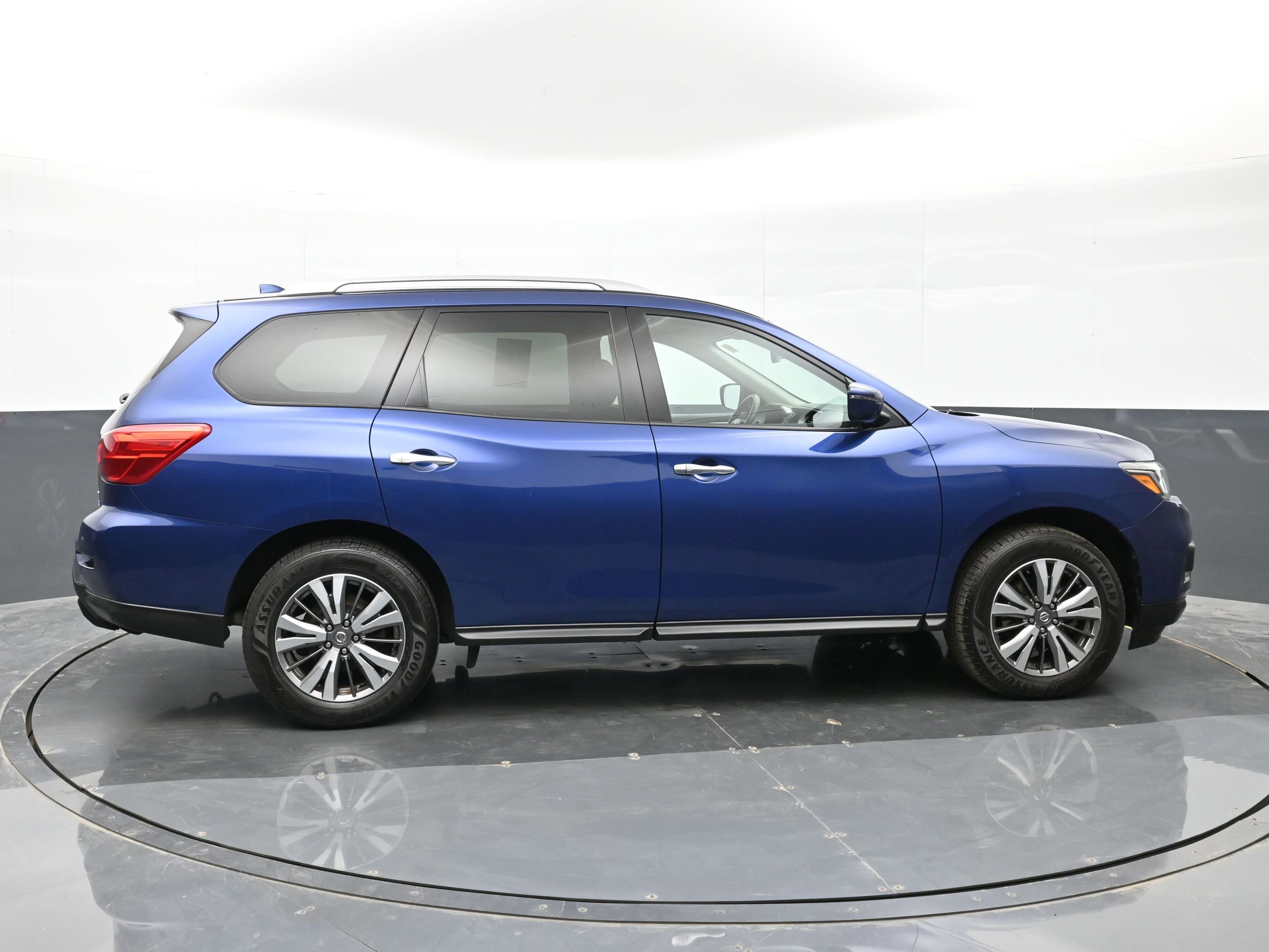Used 2020 Nissan Pathfinder SV image 5