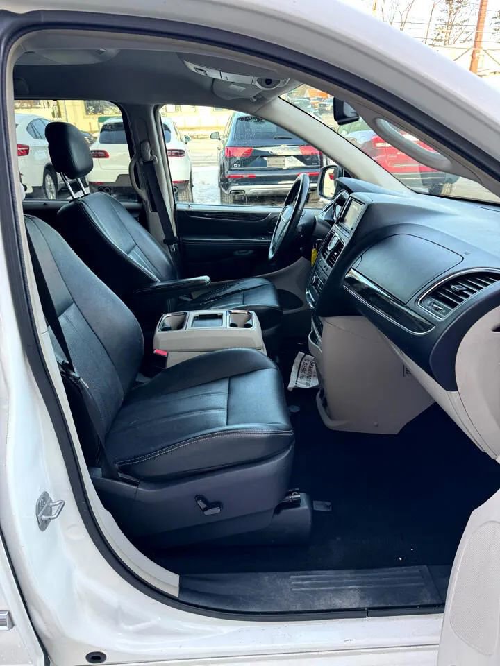 Used 2012 Chrysler Town & Country Touring-L w/ Entertainment Group #2 image 10