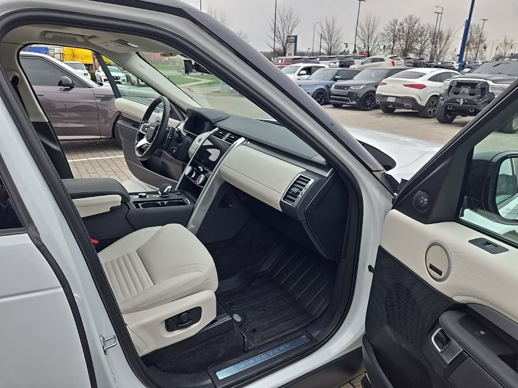 Used 2025 Land Rover Discovery Dynamic SE image 20