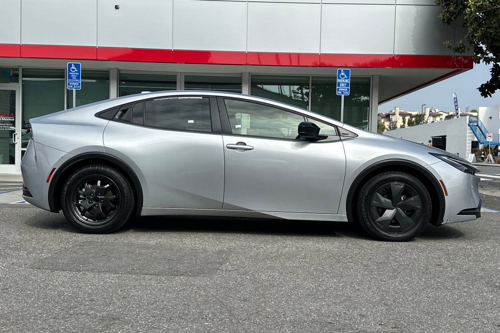 Used 2023 Toyota Prius LE FWD image 3