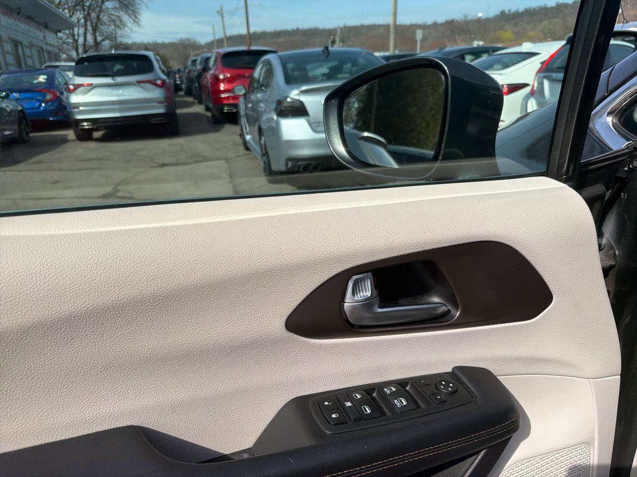 Used 2019 Chrysler Pacifica Touring-L FWD image 16