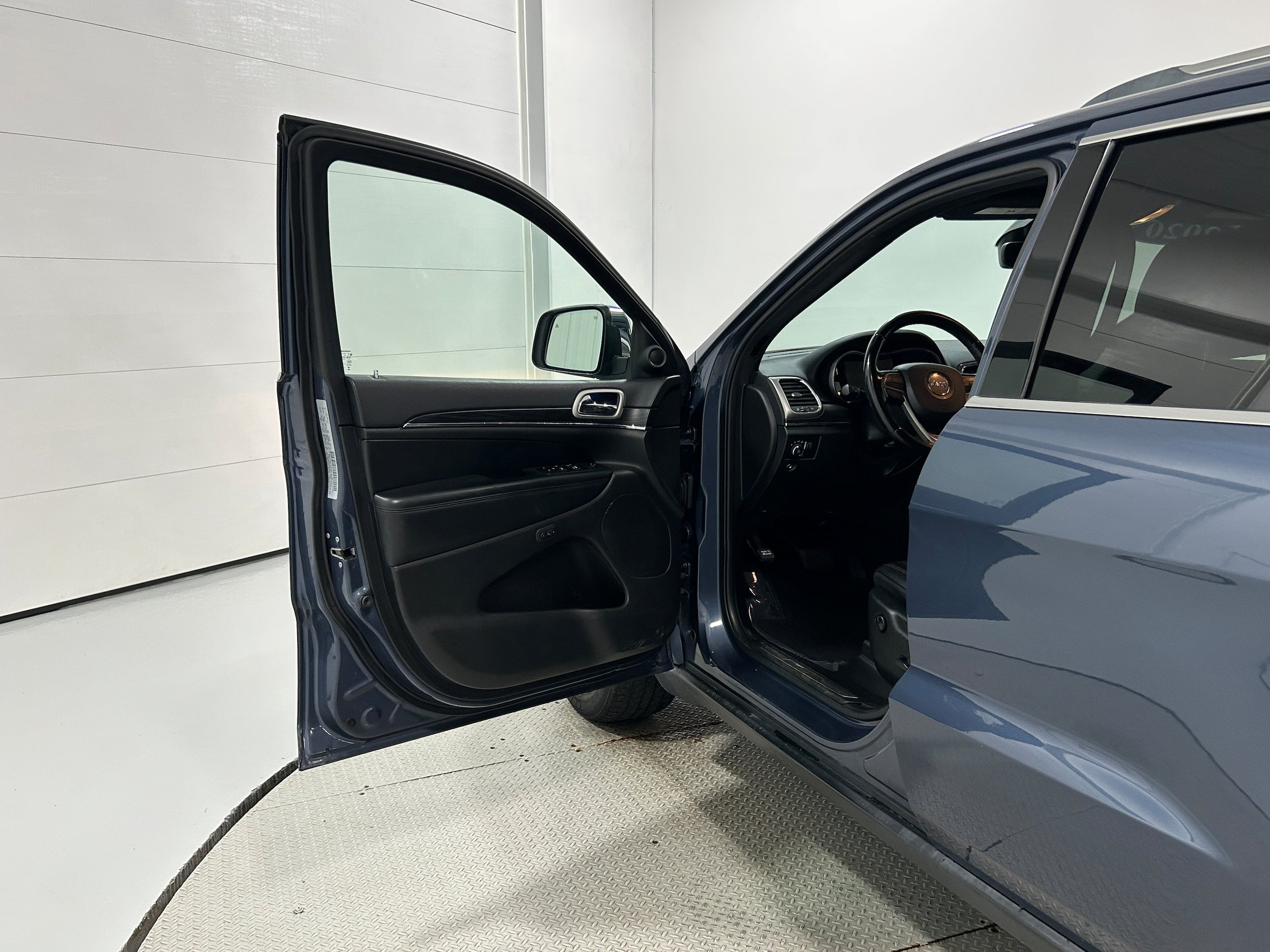 Used 2020 Jeep Grand Cherokee Limited AWD/4WD image 25