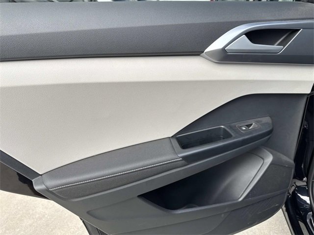 Certified 2025 Volkswagen Taos SE image 9