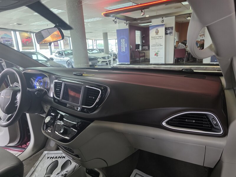 Used 2021 Chrysler Voyager LX FWD image 14
