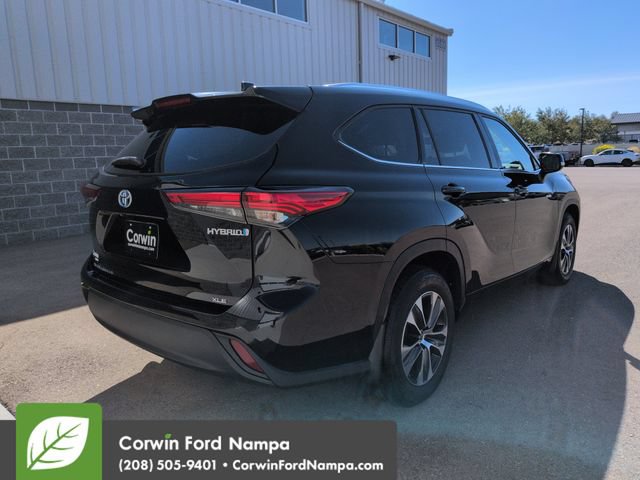 Used 2021 Toyota Highlander XLE AWD/4WD image 3