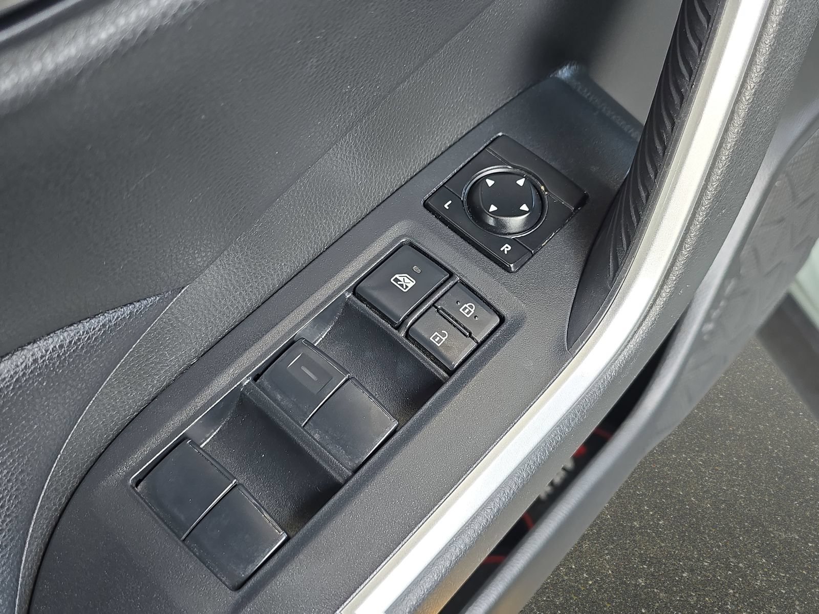 Used 2021 Toyota RAV4 XLE w/ Convenience Package AWD/4WD image 28
