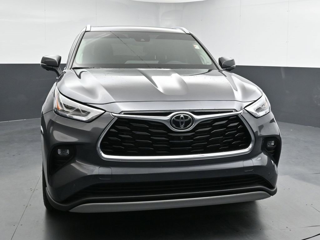Used 2025 Toyota Highlander Platinum image 3