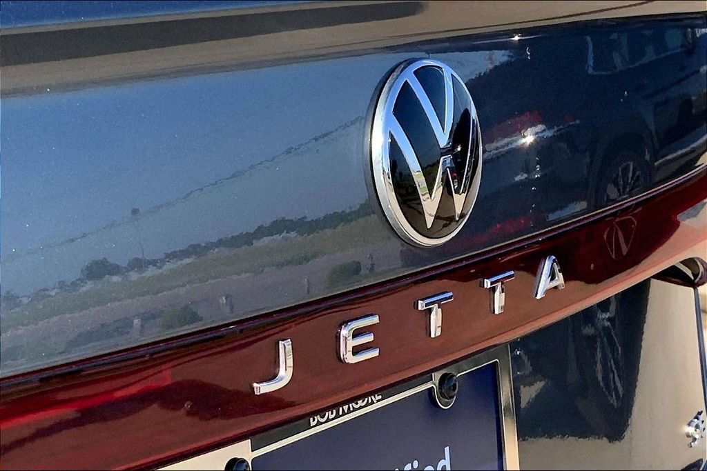 Certified 2025 Volkswagen Jetta SE FWD image 8