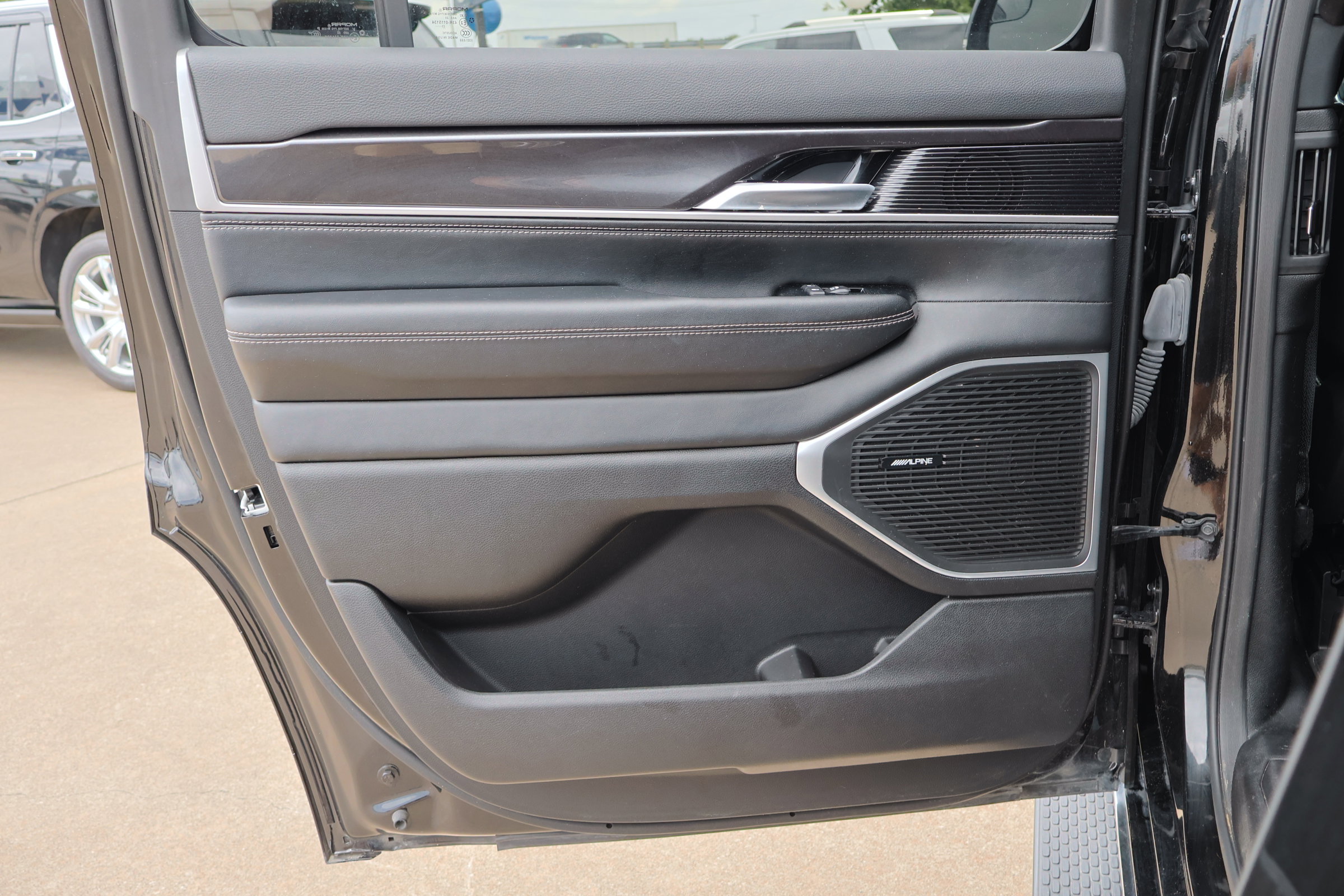 Used 2023 Jeep Wagoneer 4WD image 27