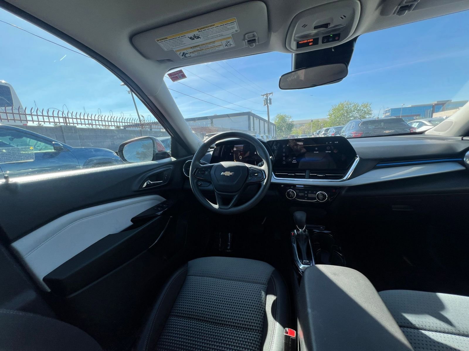 Used 2025 Chevrolet Trax LT FWD image 34