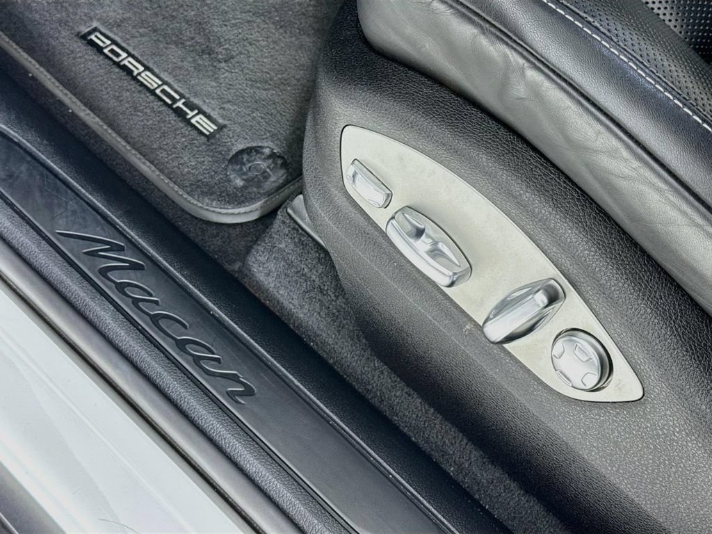 Certified 2024 Porsche Macan AWD/4WD image 27