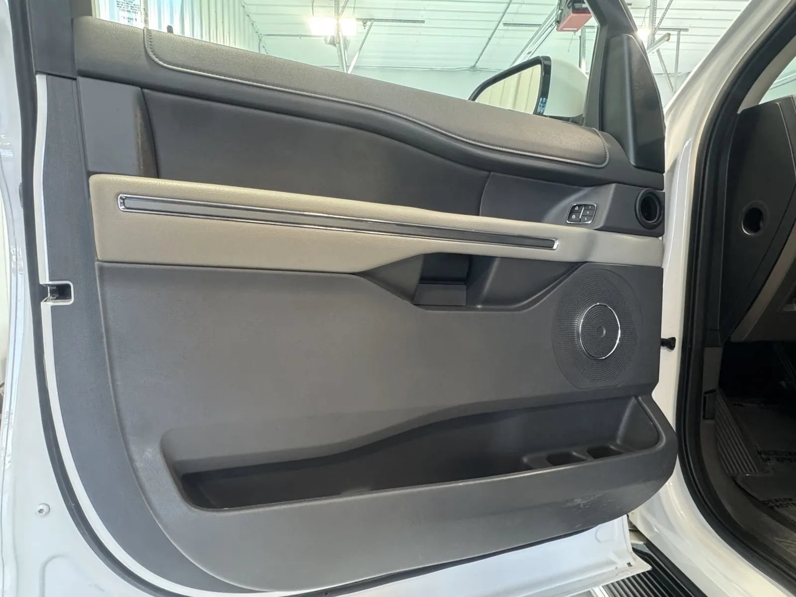 Used 2019 Ford Expedition XLT w/ Equipment Group 202A AWD/4WD image 8