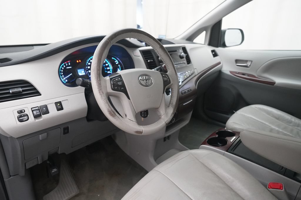 Used 2014 Toyota Sienna XLE FWD image 8