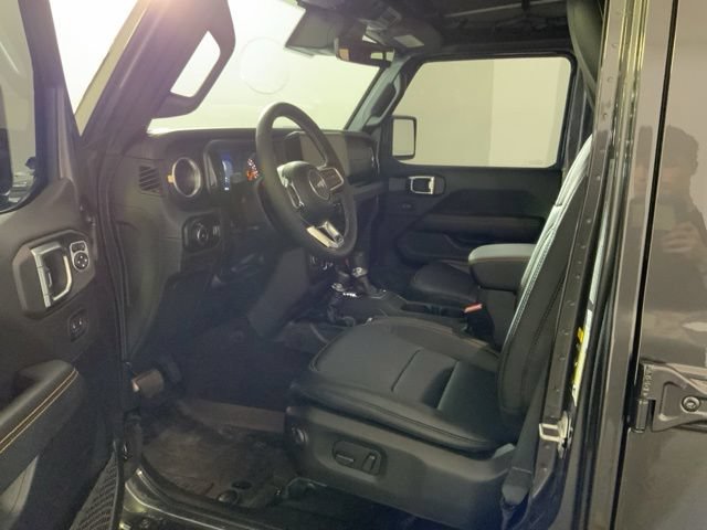 Used 2025 Jeep Wrangler Unlimited Sahara w/ Technology Group AWD/4WD image 17