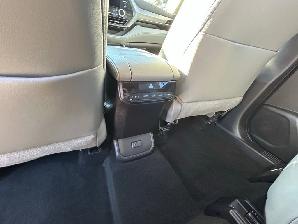 Used 2023 Toyota Highlander XLE image 19