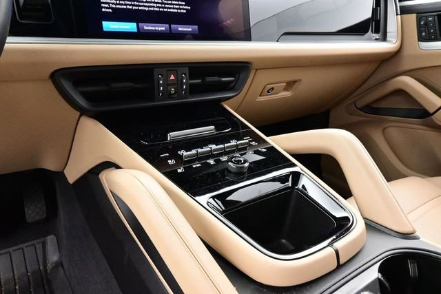 Certified 2025 Porsche Cayenne Coupe AWD/4WD image 11