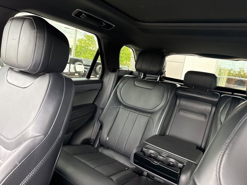 Used 2025 Land Rover Range Rover Sport SE AWD/4WD image 10